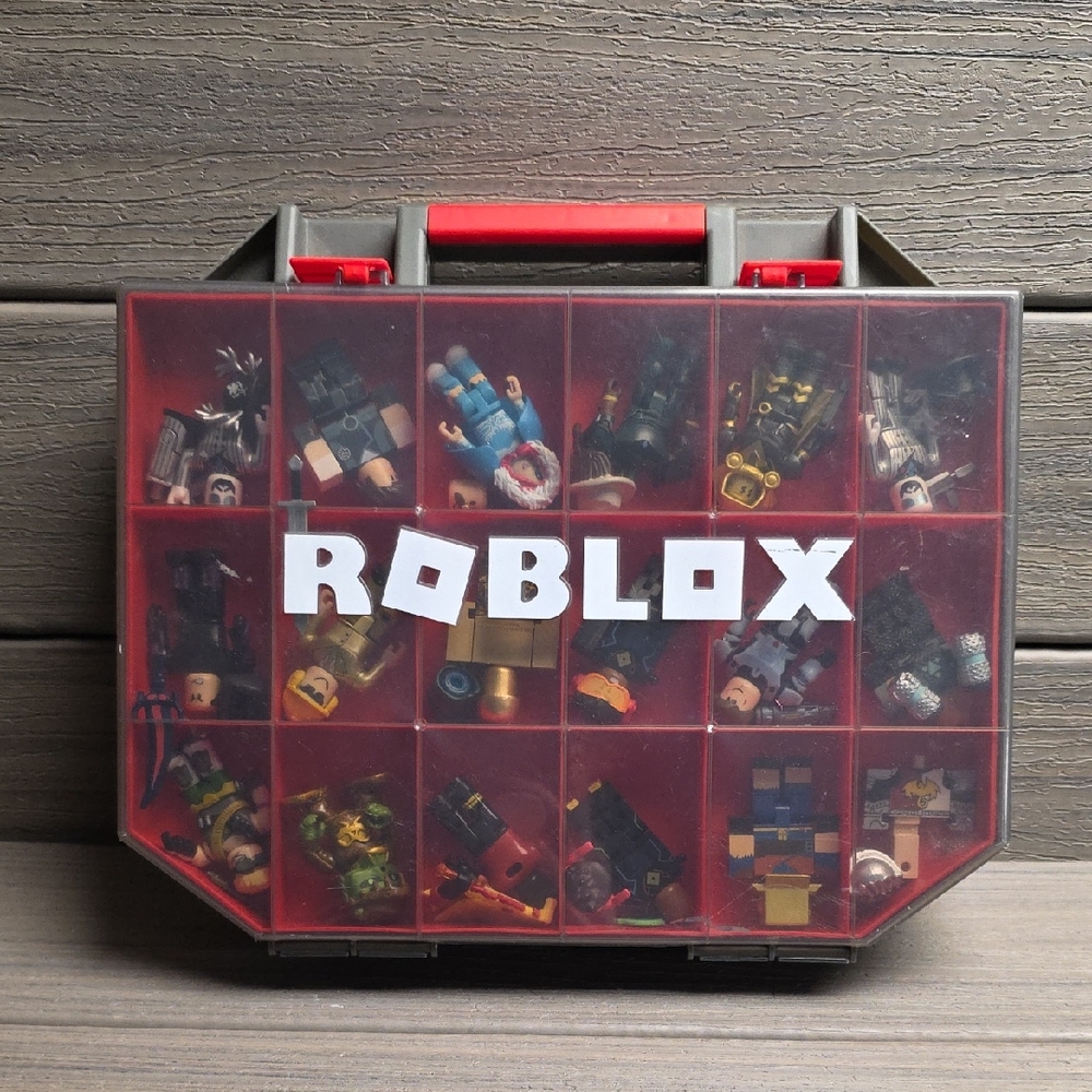 ROBLOX Lot - Carrying Case & Over 35 Characters In Lot